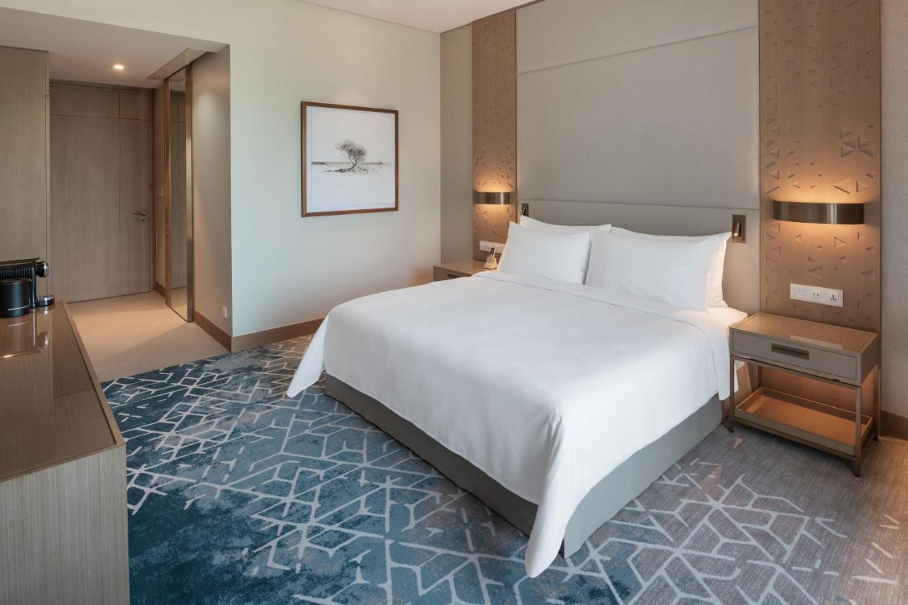 Palace Beach Resort Fujairah Bagian luar foto A bedroom at the hotel