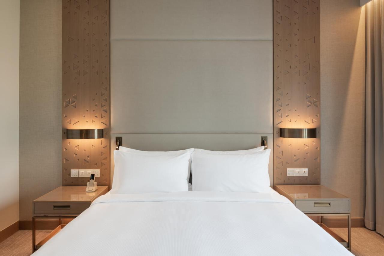 Palace Beach Resort Fujairah Bagian luar foto A bedroom at the hotel