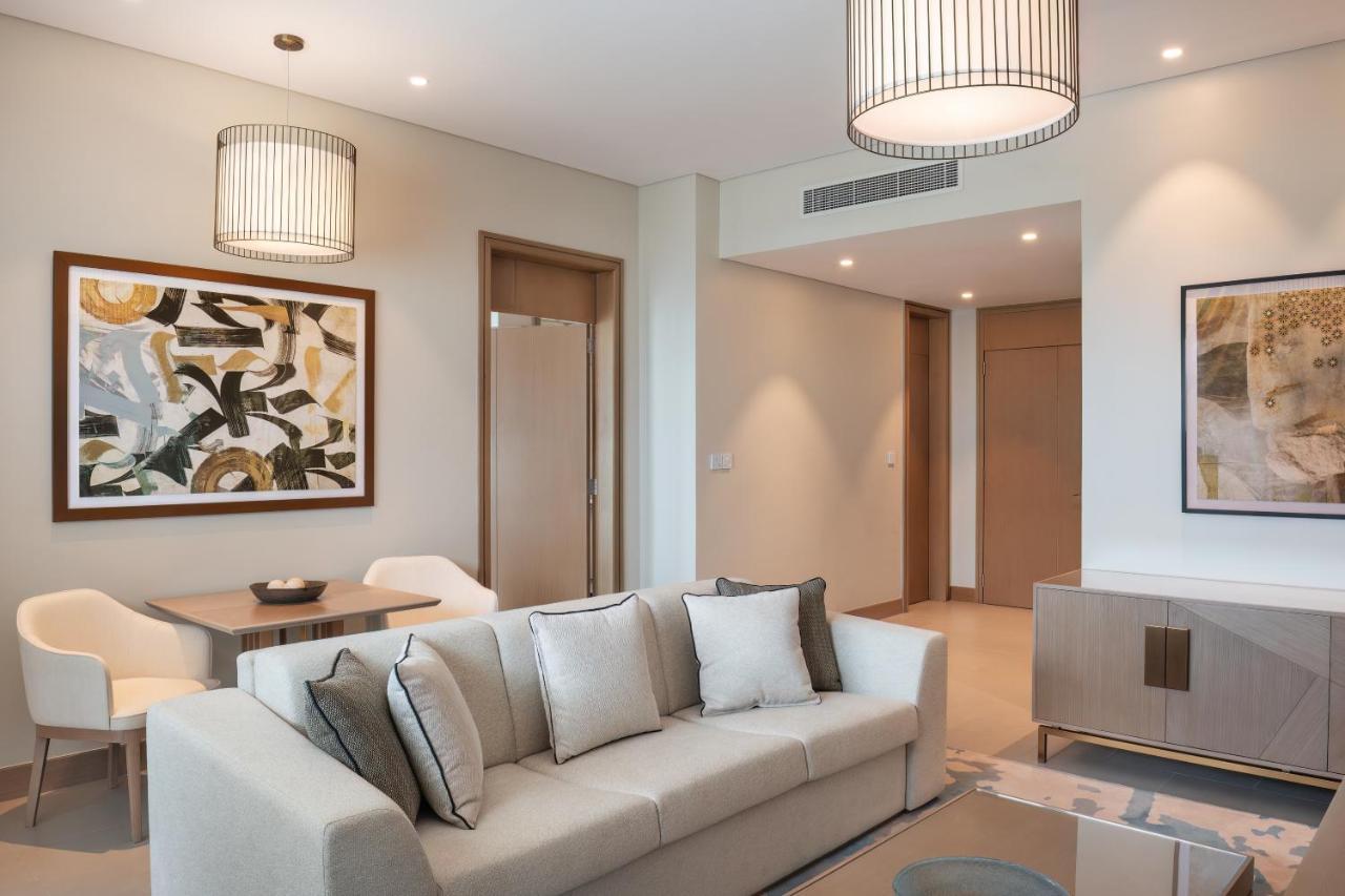 Palace Beach Resort Fujairah Bagian luar foto A living room at the Ritz-Carlton, DIFC
