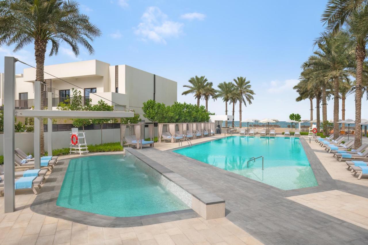 Palace Beach Resort Fujairah Bagian luar foto The swimming pool at the hotel