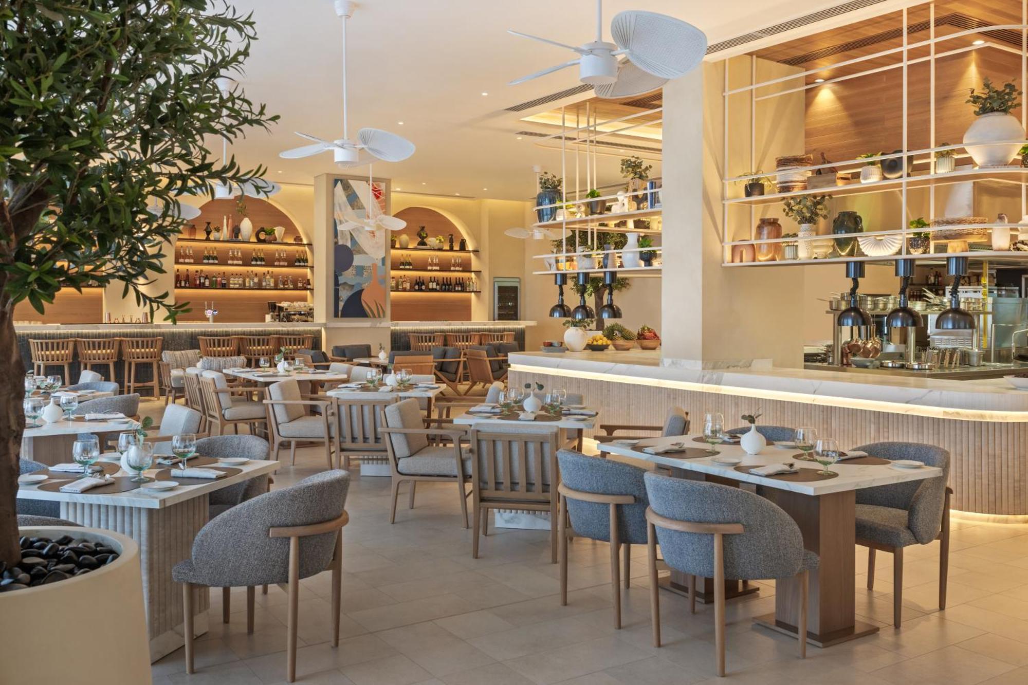 Palace Beach Resort Fujairah Bagian luar foto Interior of the restaurant